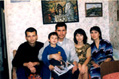 Семья младшей дочери - Дины Хисамовой- внуки Тимур и Надир, муж дочери - художник Айдар Хисамов, 
	  внучка Дина и дочь Дина. Январь 2004 г.